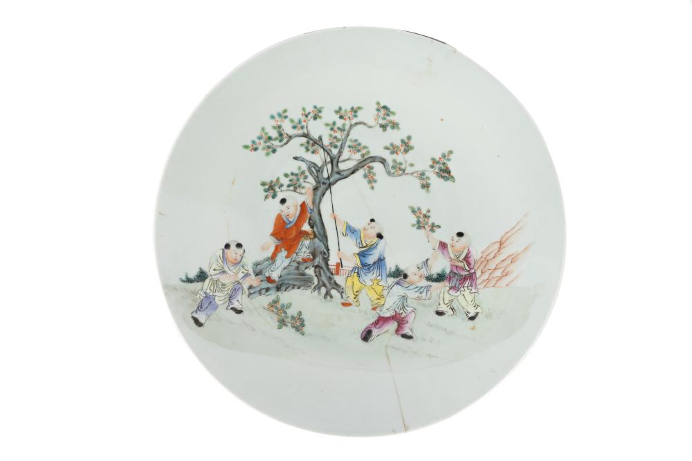 CHINESE PICTORAL CHARGERwith mark
