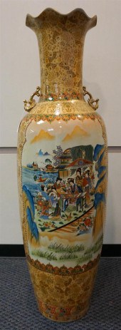 CHINESE POLYCHROME DECORATED P