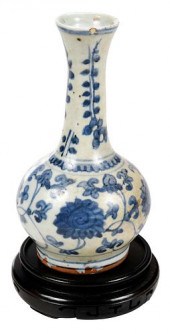 CHINESE PORCELAIN BOTTLE VASE