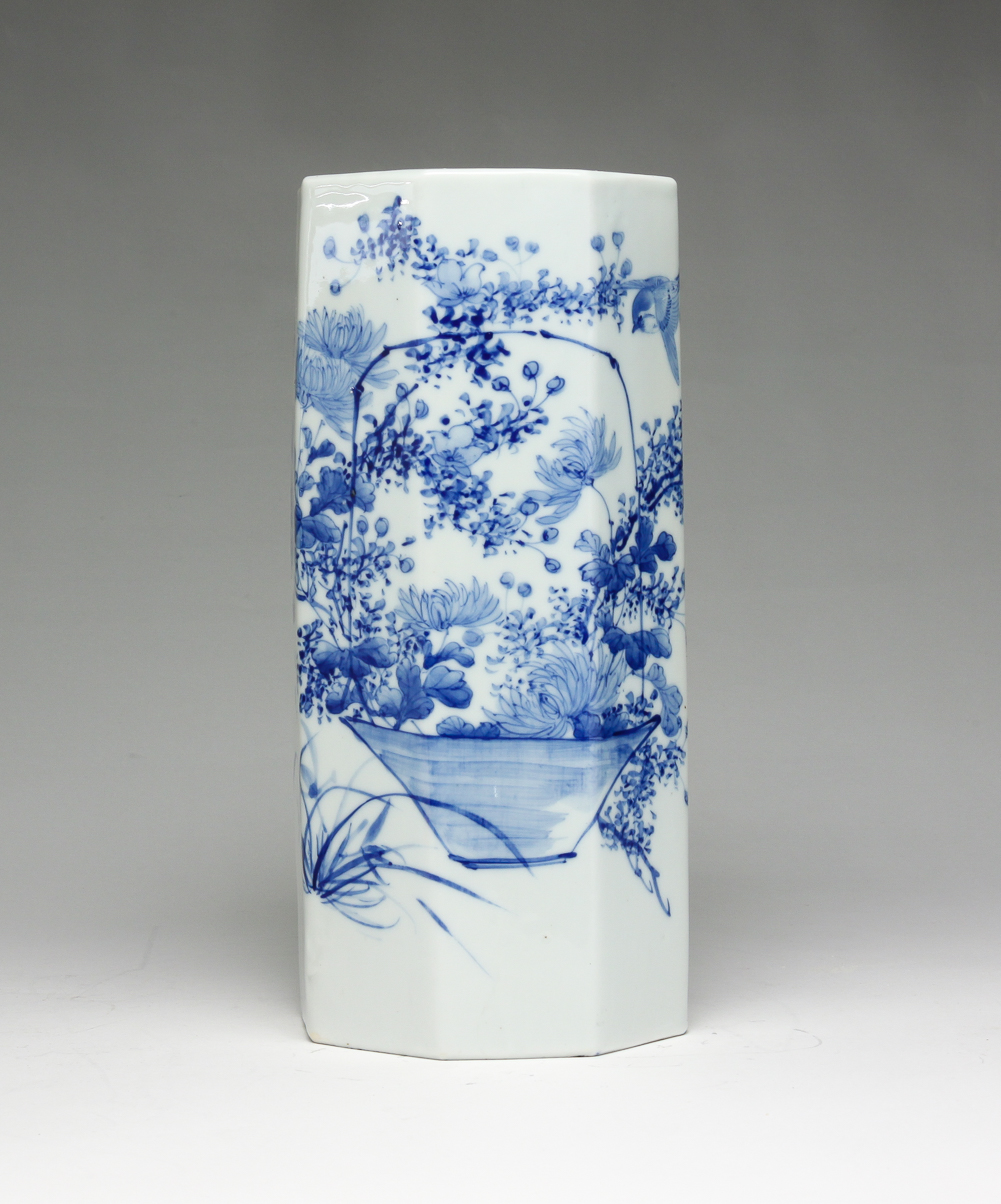 CHINESE PORCELAIN BRUSH POT.