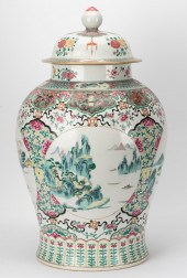 CHINESE PORCELAIN COVERED JARu