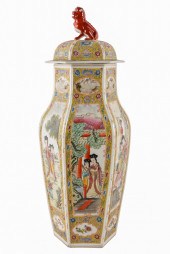 CHINESE PORCELAIN COVERED JARw