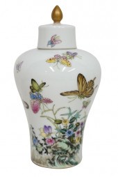 CHINESE PORCELAIN COVERED JARw
