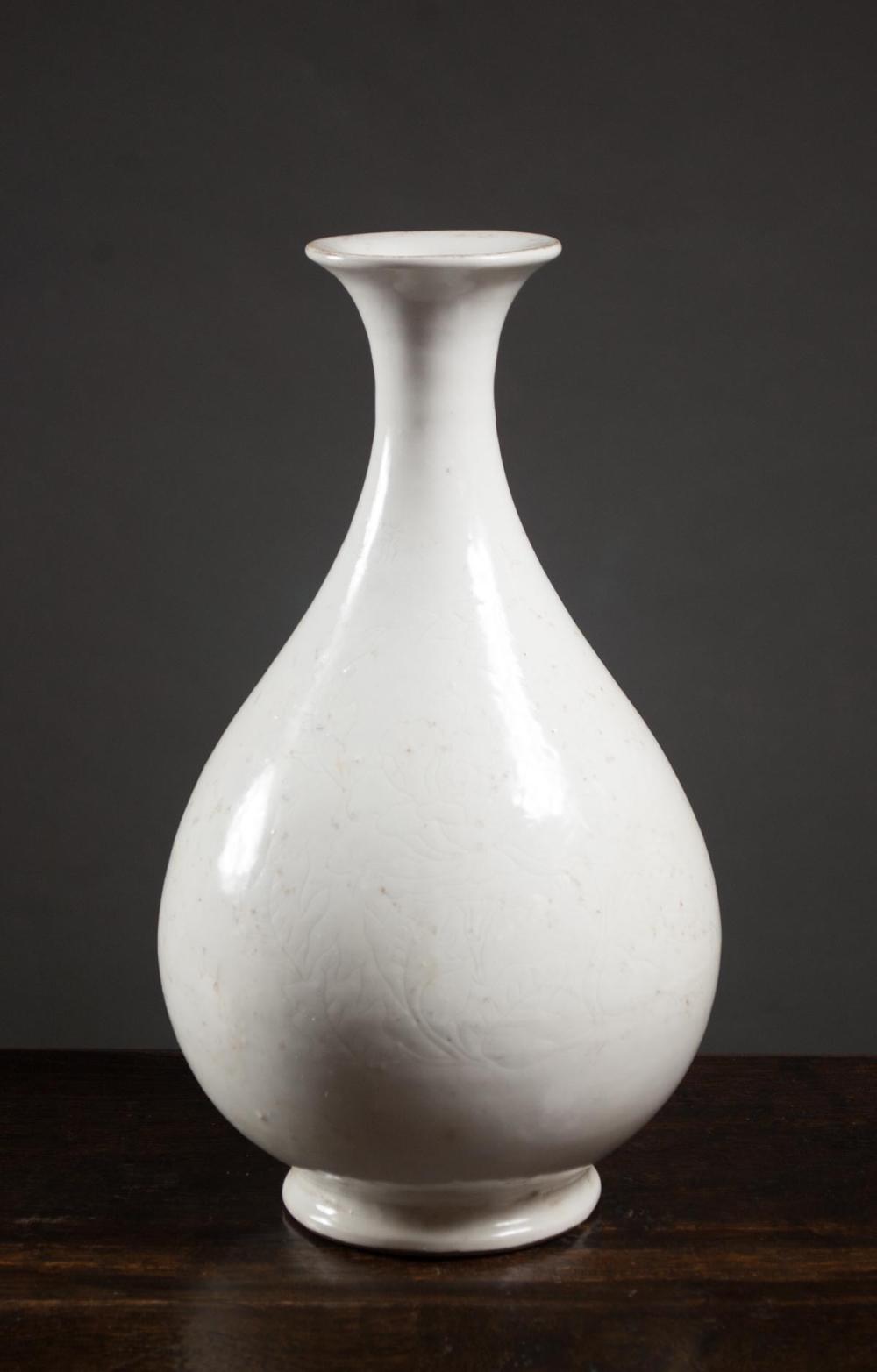 CHINESE PORCELAIN DING WARE VASE.