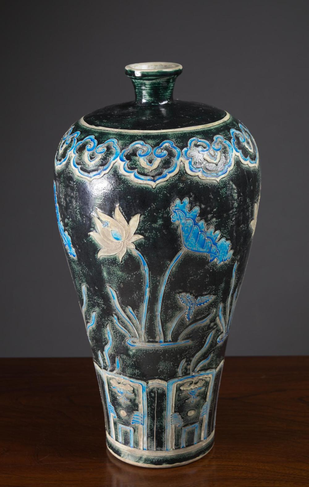 CHINESE PORCELAIN FAHUA VASE, OF