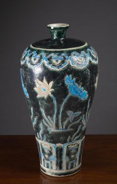 CHINESE PORCELAIN FAHUA VASE,