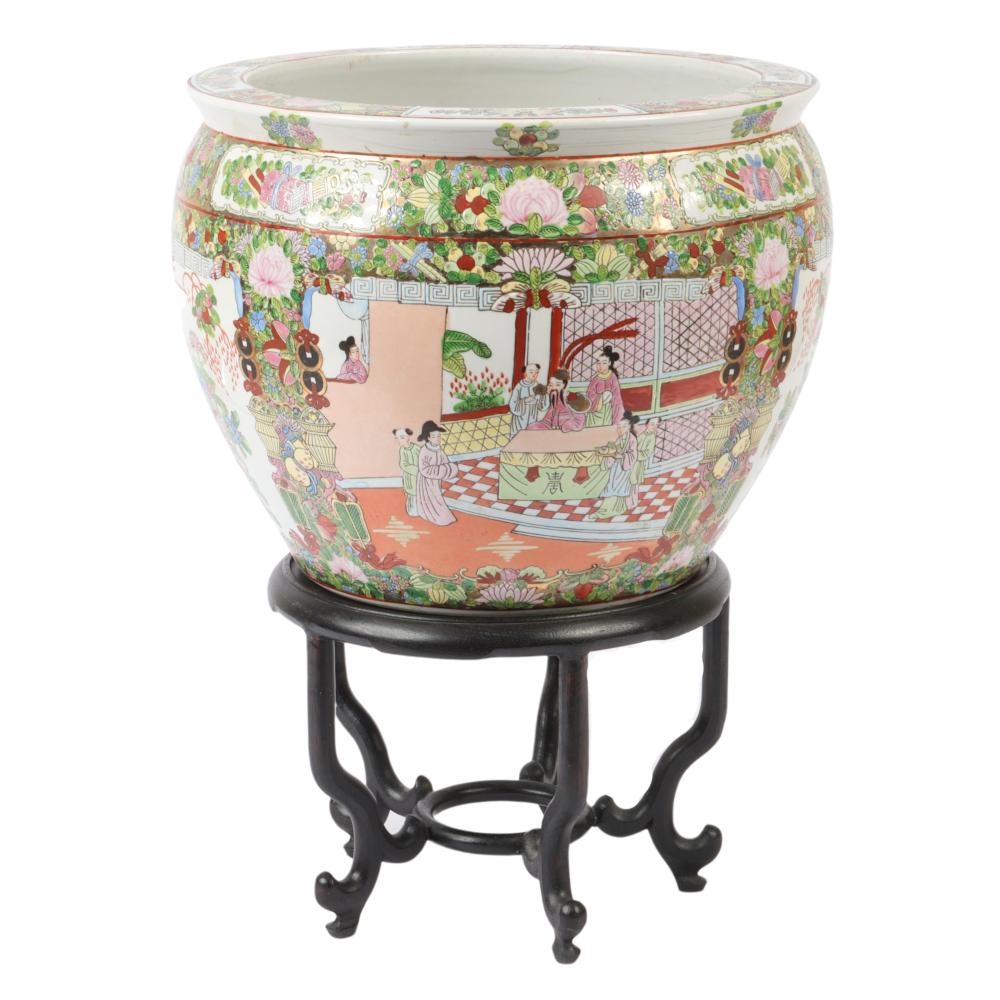 CHINESE PORCELAIN FAMILLE ROSE FISH