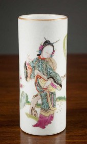 CHINESE PORCELAIN FAMILLE ROSE