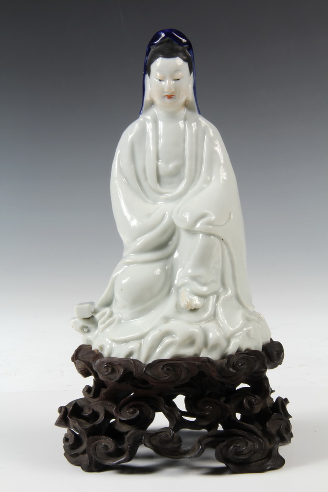 CHINESE PORCELAIN FIGURE - Seated