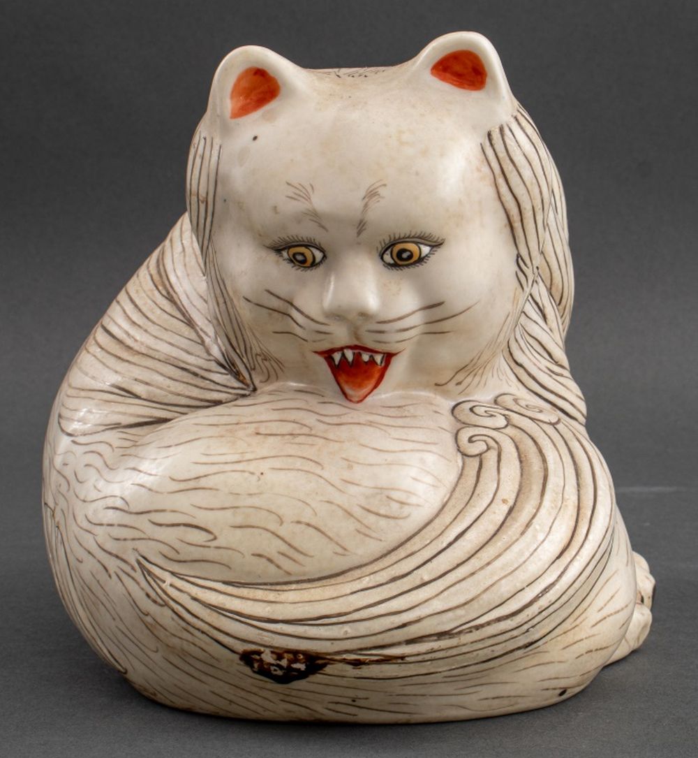CHINESE PORCELAIN FIGURINE OF A CAT