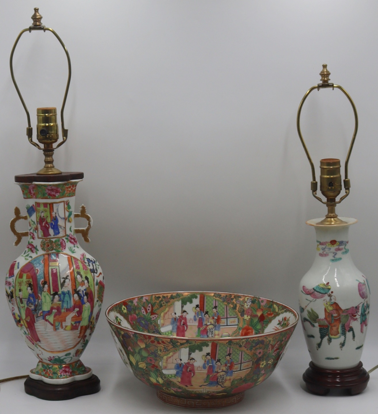 CHINESE PORCELAIN GROUPING.
