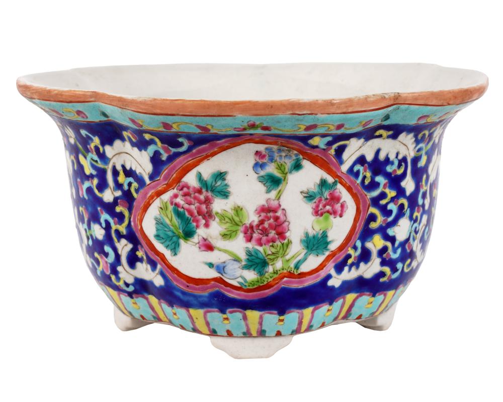 CHINESE PORCELAIN JARDINIEREChinese