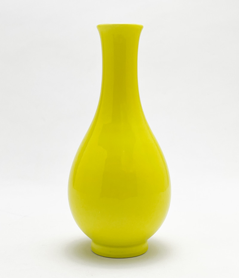CHINESE PORCELAIN LEMON YELLOW VASE