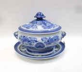 CHINESE PORCELAIN LIDDED TUREE