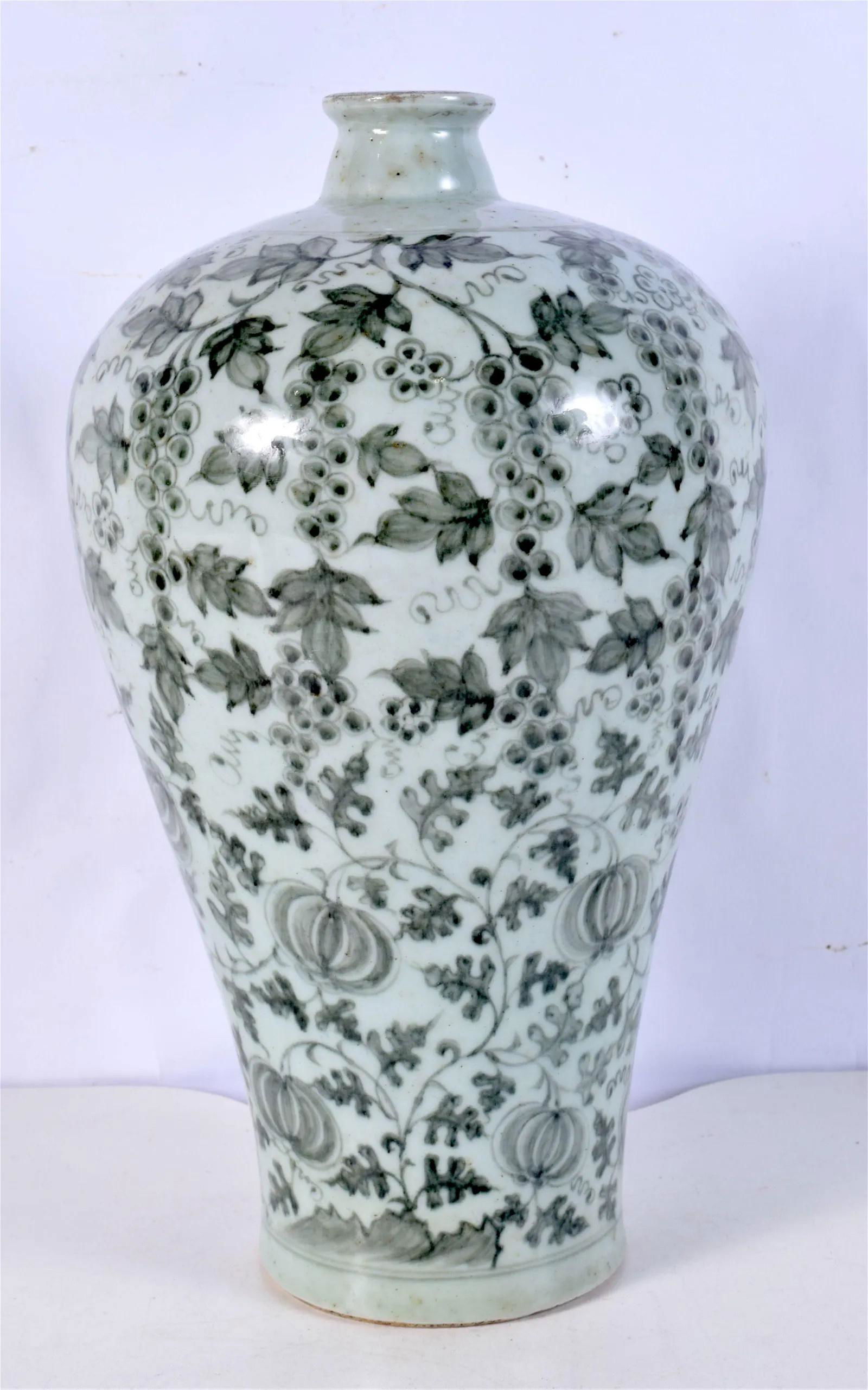 CHINESE PORCELAIN MEIPING VASE