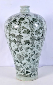 CHINESE PORCELAIN MEIPING VASE