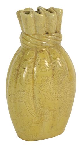 CHINESE PORCELAIN MONOCHROME VASE