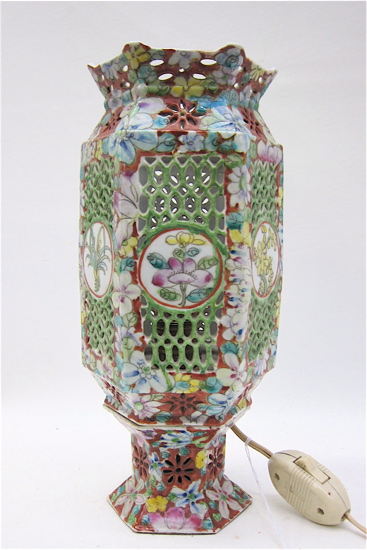 CHINESE PORCELAIN TABLE LAMP hand