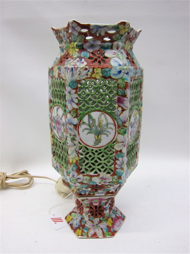 CHINESE PORCELAIN TABLE LAMP hand