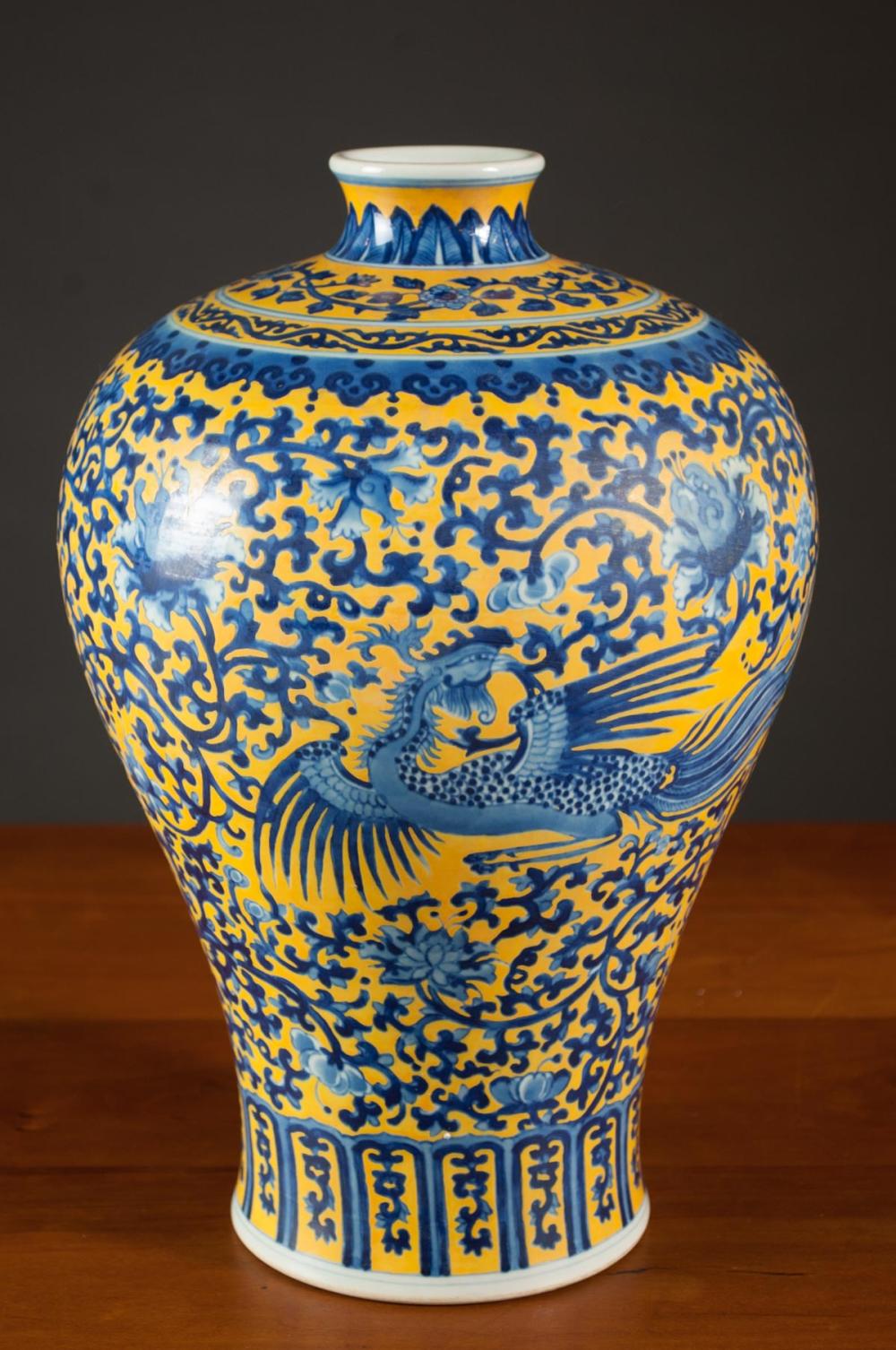 CHINESE PORCELAIN VASE,