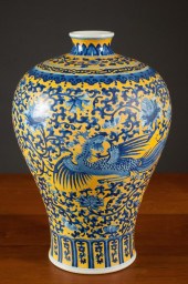 CHINESE PORCELAIN VASE, ATTRIB
