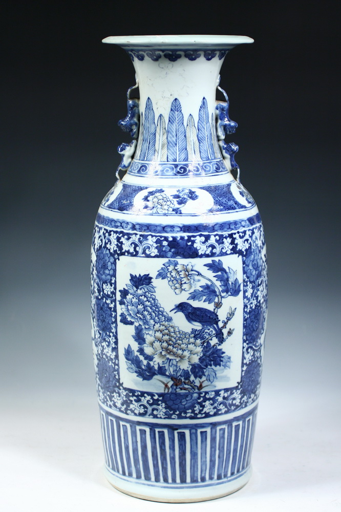 CHINESE PORCELAIN VASE - Tung