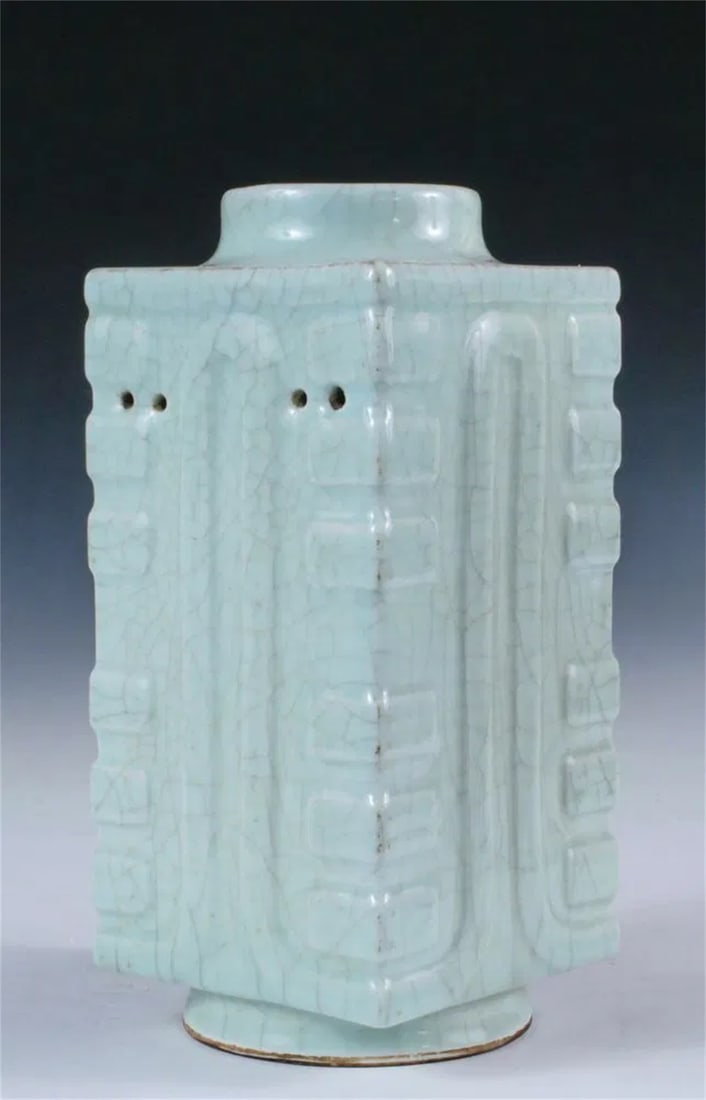 CHINESE PORCELAIN VASE- WARRING