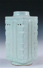 CHINESE PORCELAIN VASE- WARRIN