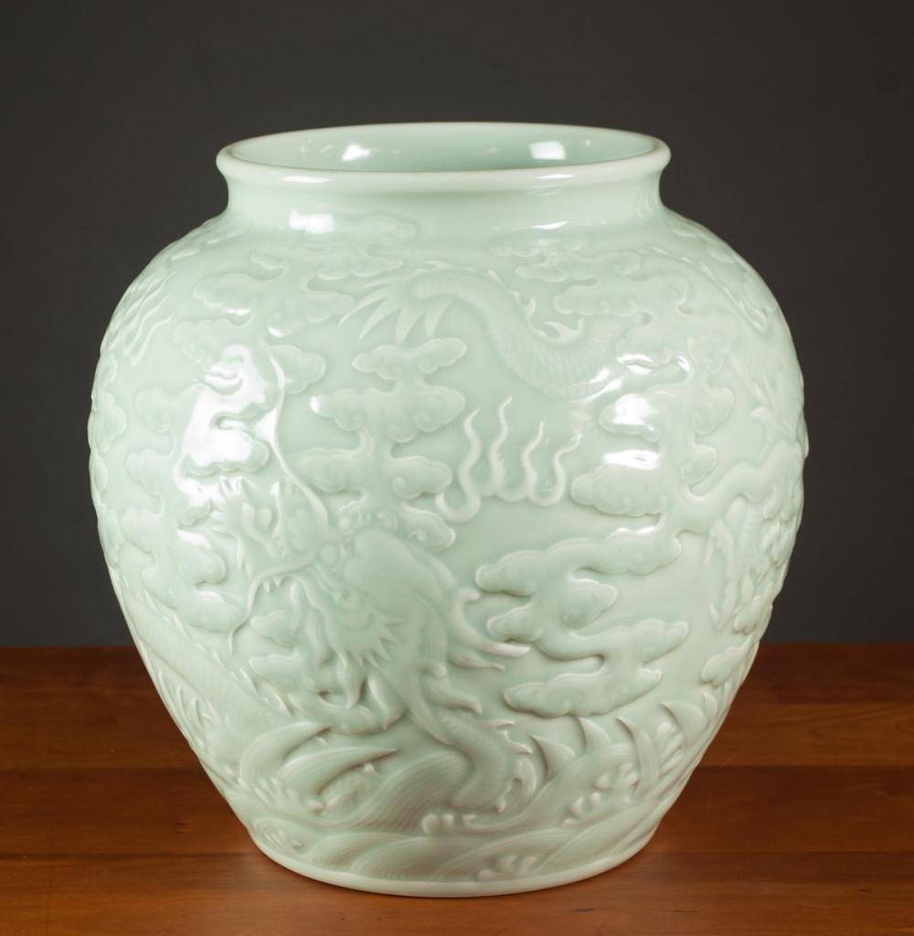 CHINESE PORCELAIN VESSEL,
