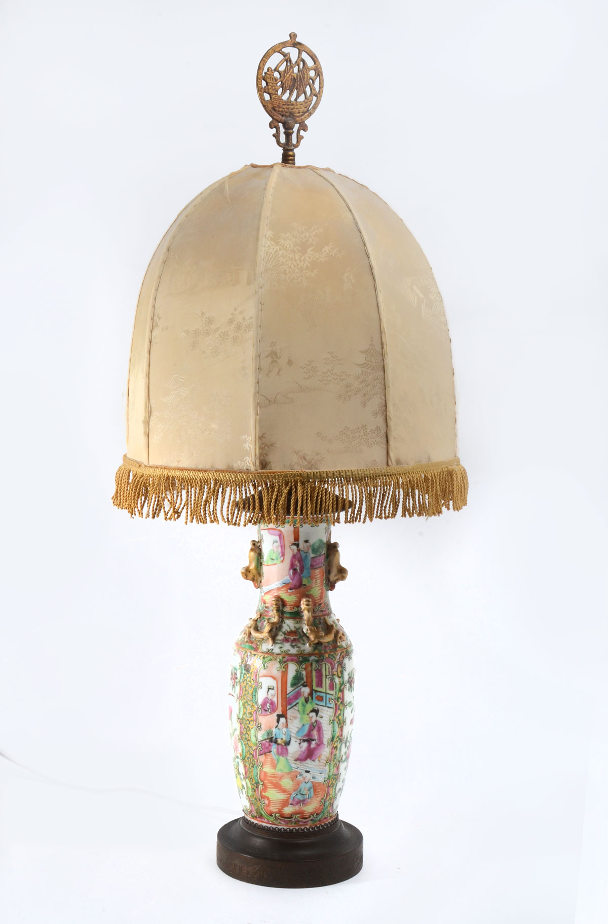 CHINESE ROSE MEDALLION LAMP: