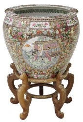 CHINESE ROSE MEDALLION PORCELA