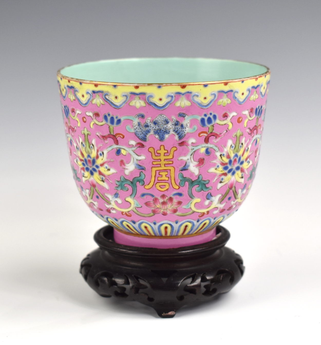 CHINESE RUBY GROUND FAMILLE ROSE