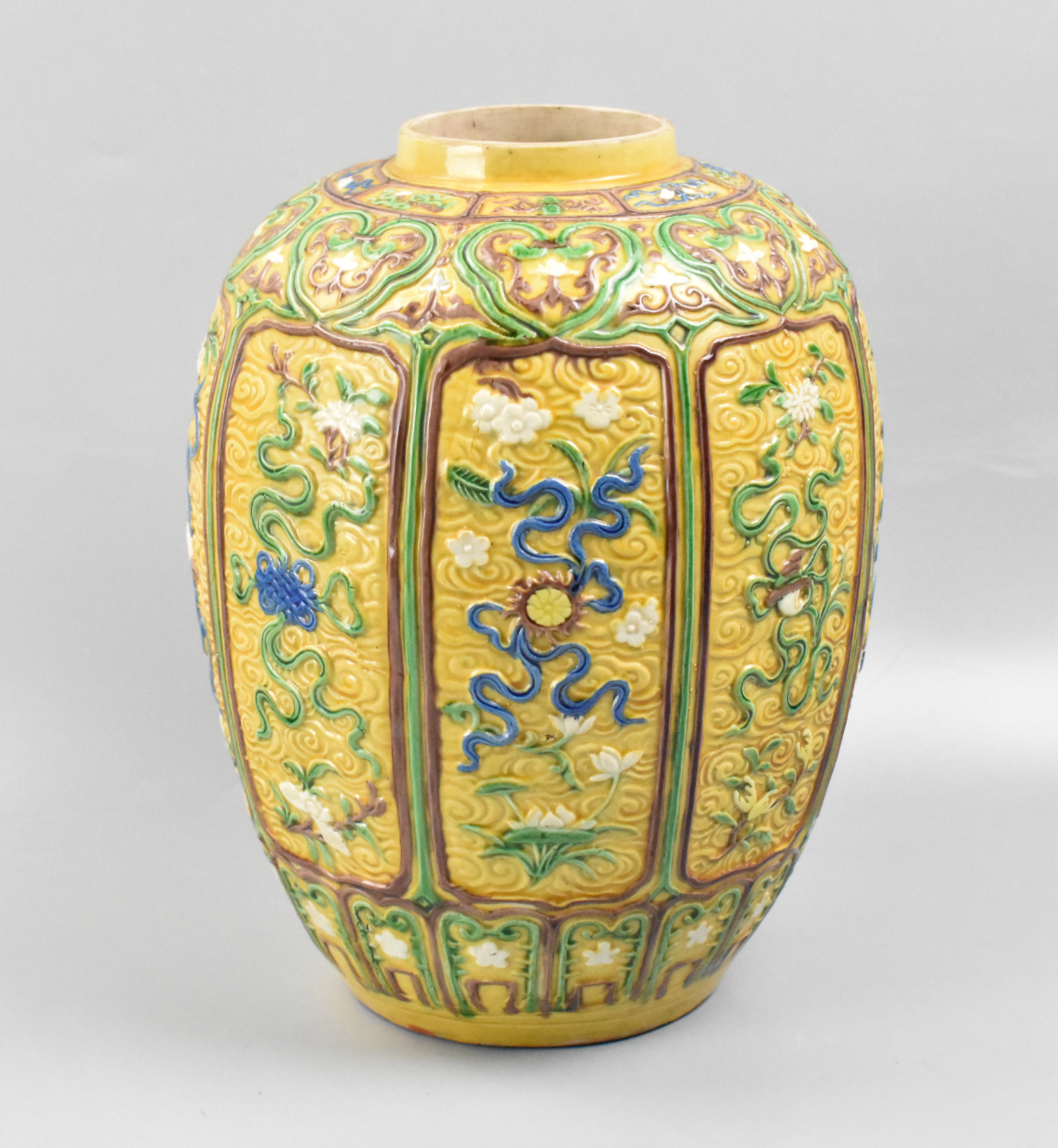 CHINESE SANCAI PORCELAIN VASE,