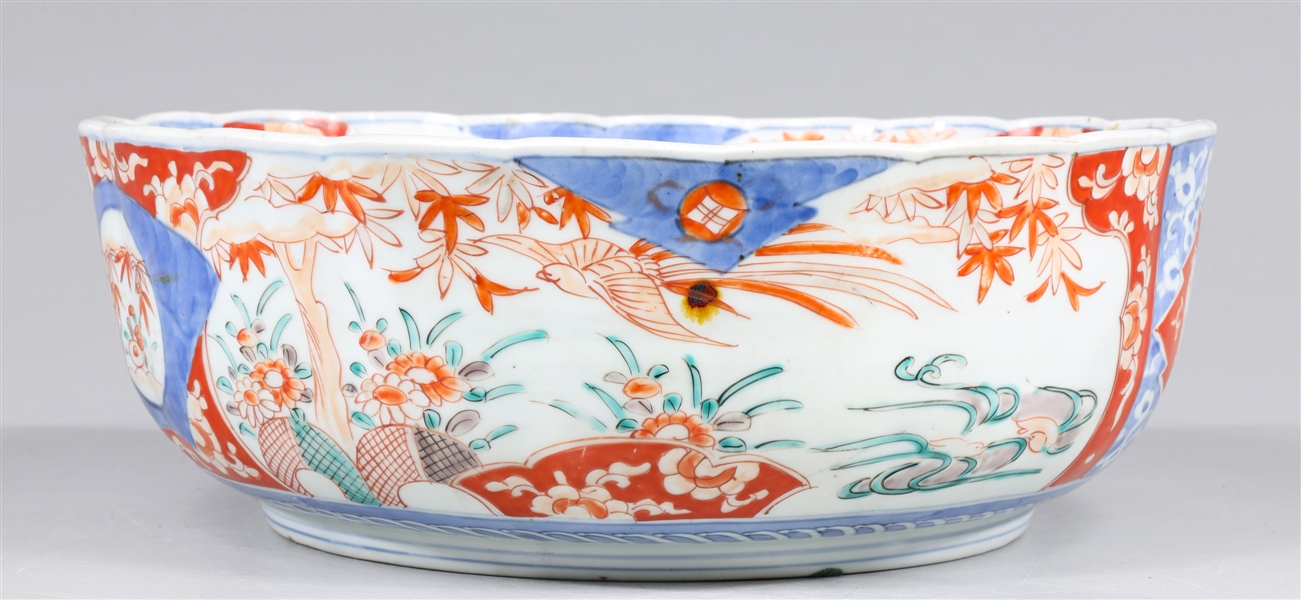 Chinese scallop edge bowl with mark