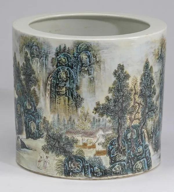 CHINESE SCROLL POT DECORATED WITH A