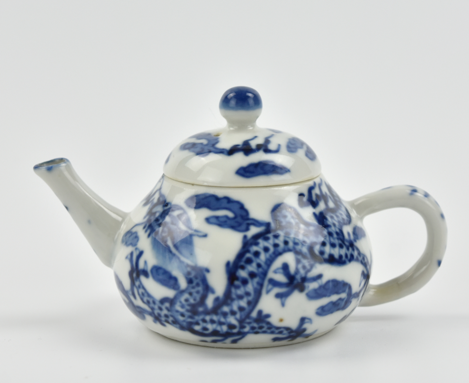 CHINESE SMALL BLUE & WHITE DRAGON