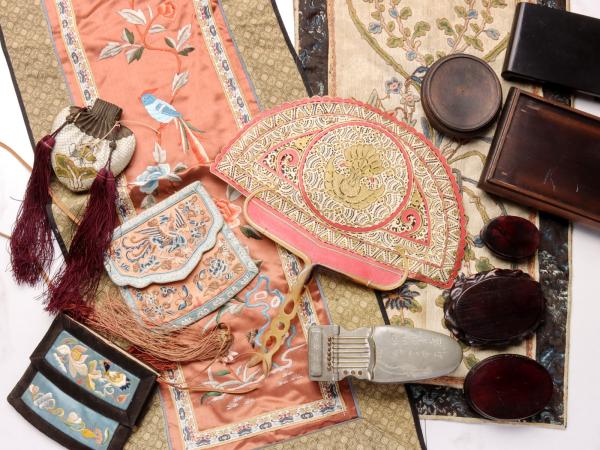 CHINESE TEXTILES, HORN HANDLE