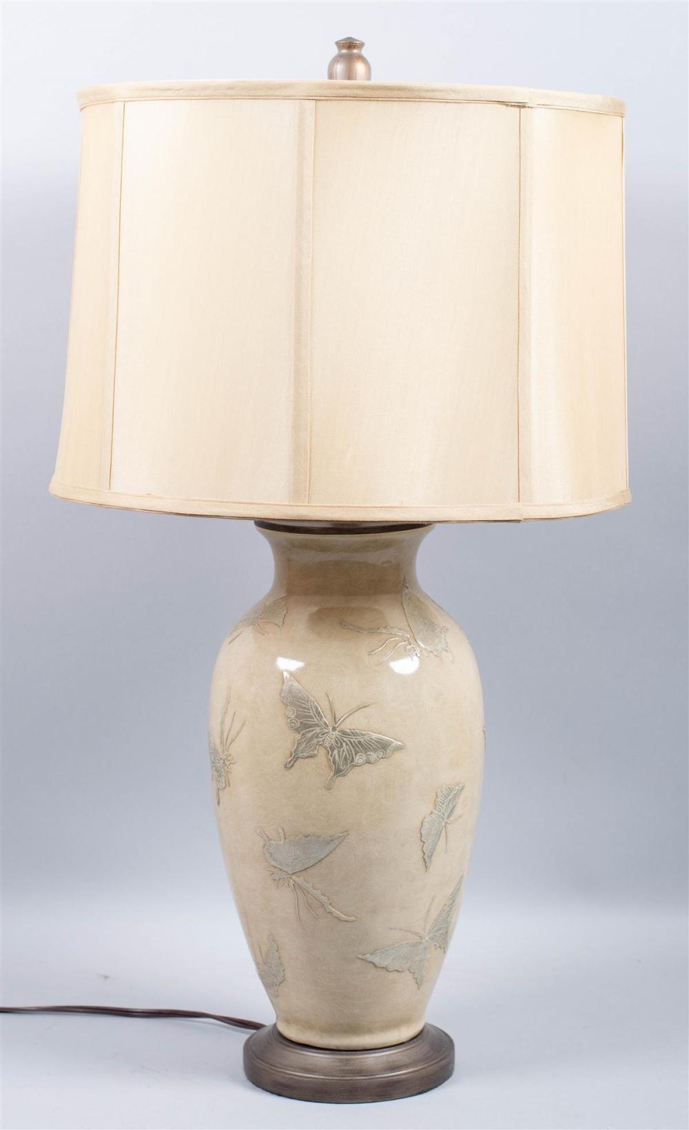 CHINESE VASE WITH RAISED