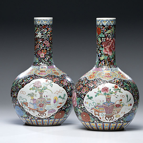 Chinese Vases Chinese.  A pair of