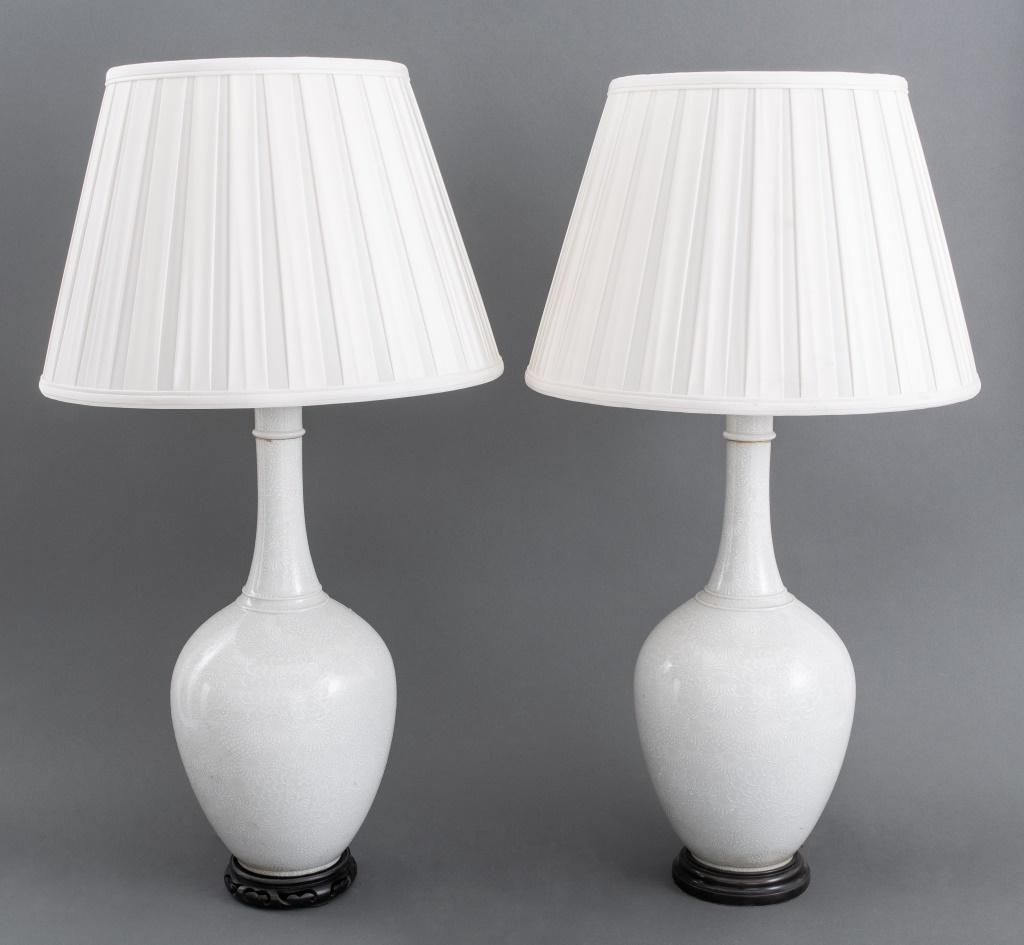 CHINESE WHITE GLAZED PORCELAIN