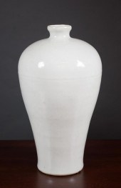 CHINESE WHITE PORCELAIN VASE,