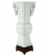 CHINESE WHITE PORCELAIN VASEun
