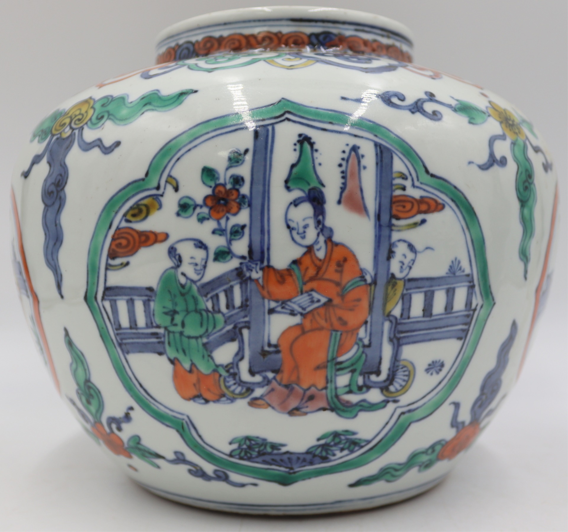 CHINESE WUCAI ENAMEL DECORATED WINE