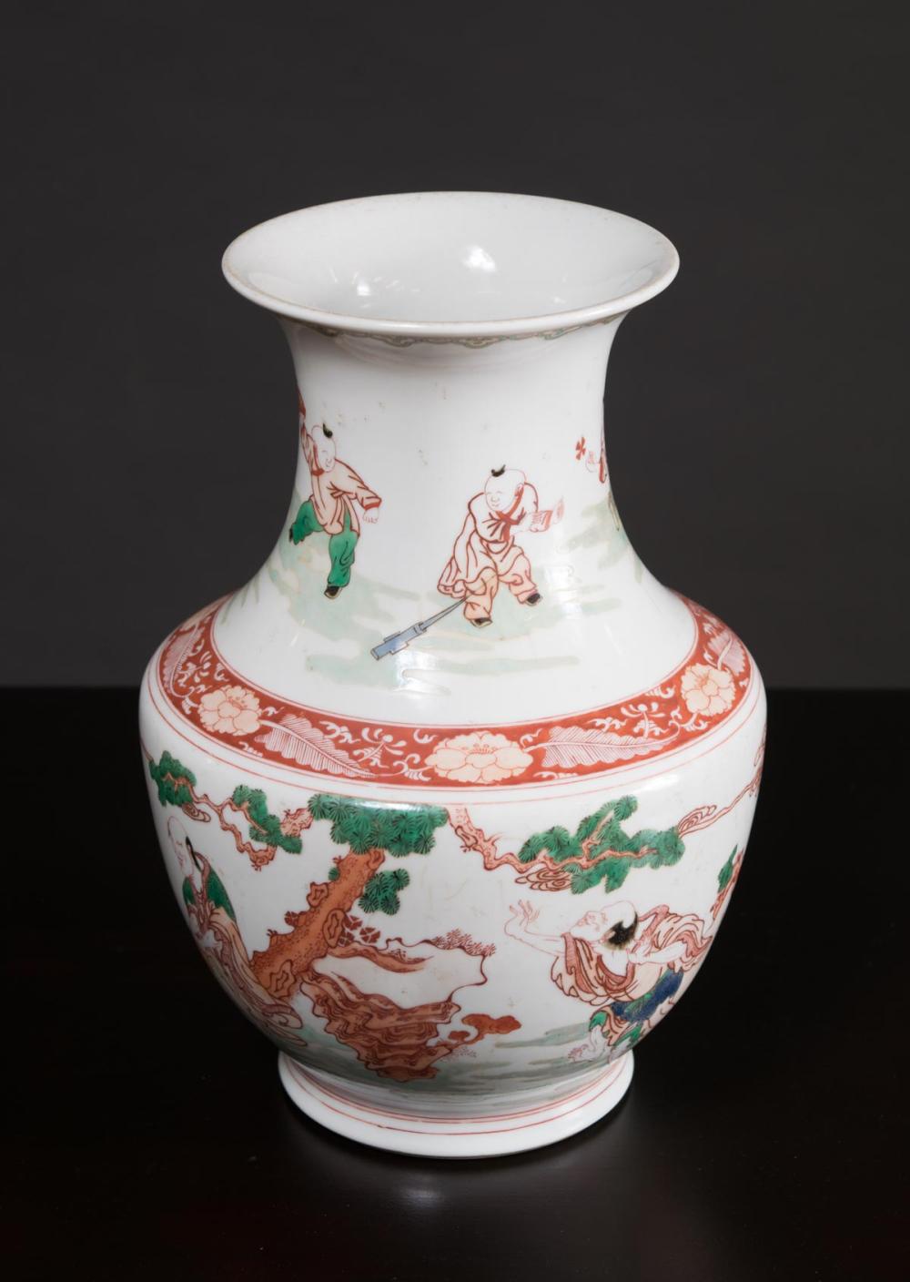 CHINESE WUCAI PORCELAIN HU VASE,