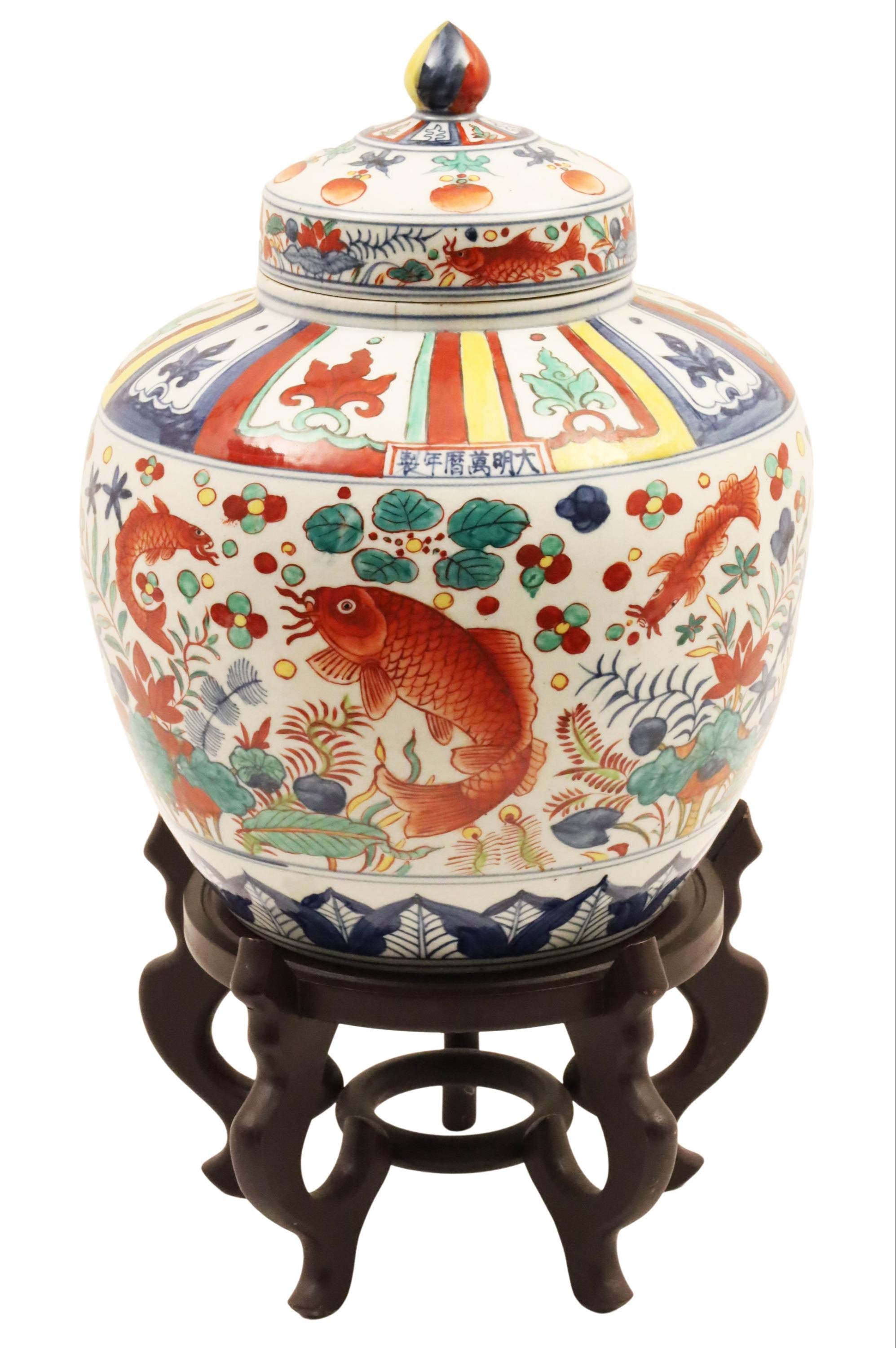 CHINESE WUCAI PORCELAIN LIDDED  JAR
