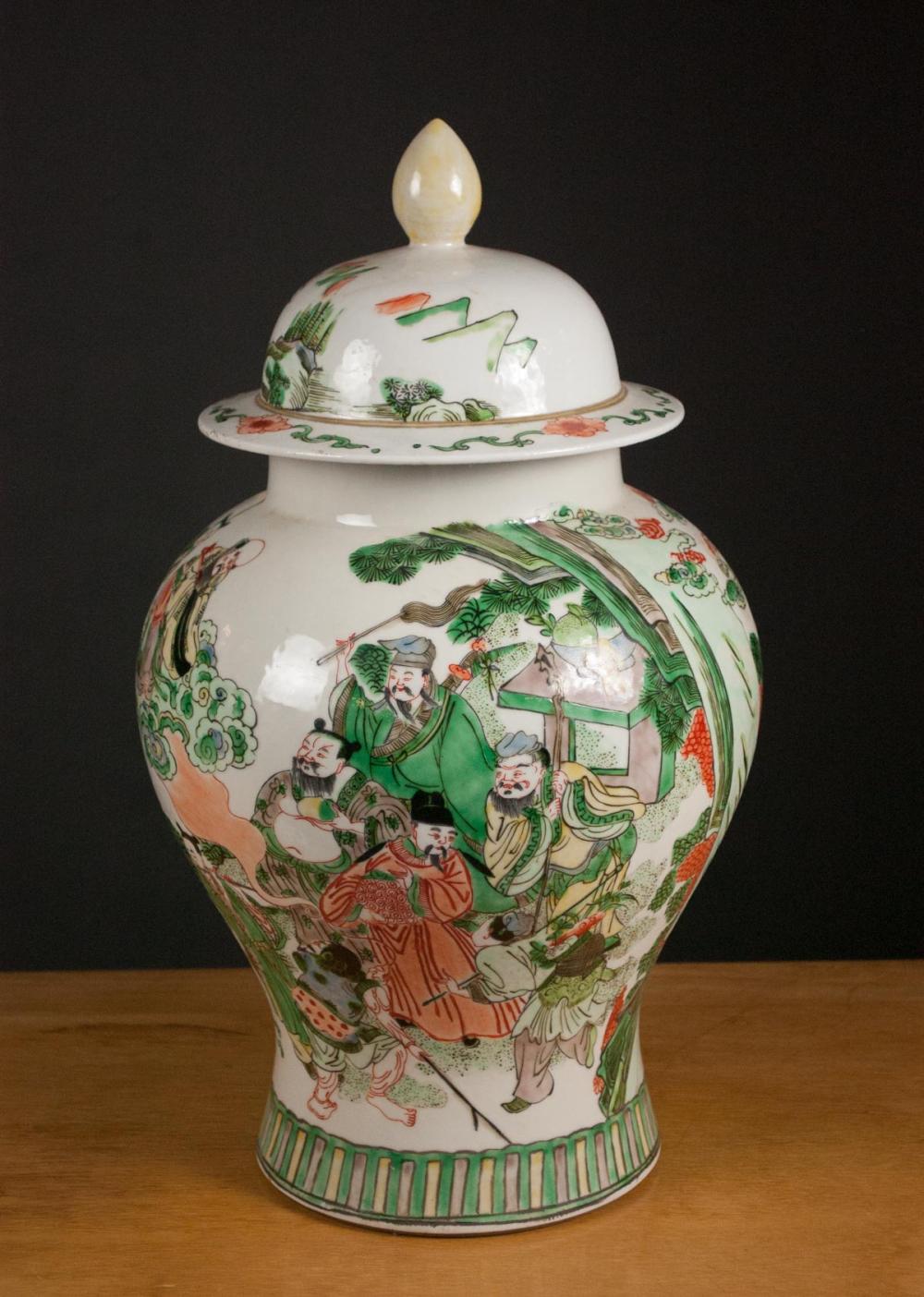 CHINESE WUCAI PORCELAIN LIDDED JAR,