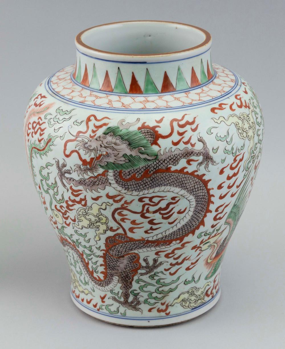 CHINESE WUCAI PORCELAIN VASE
