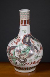 CHINESE WUCAI PORCELAIN VASECH
