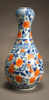CHINESE WUCAI-STYLE BOTTLE VAS