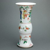 CHINESE WUCAI TRUMPET VASE Chi